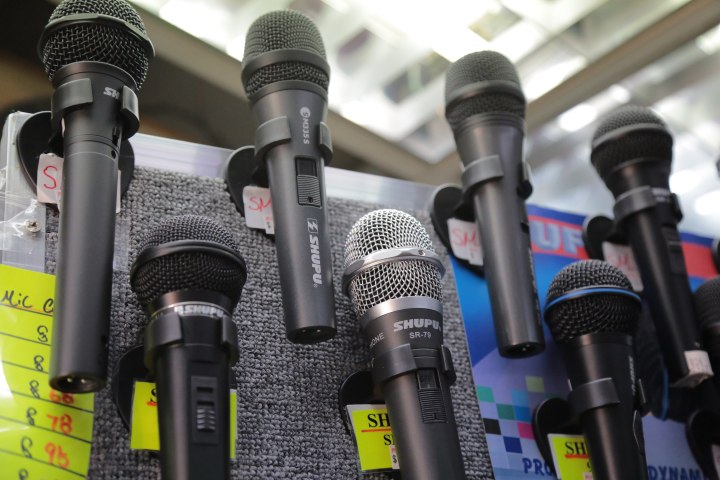 Rows of Shupu knockoff Shure brand Microphone. Credit Wikimedia and Victor Grigas