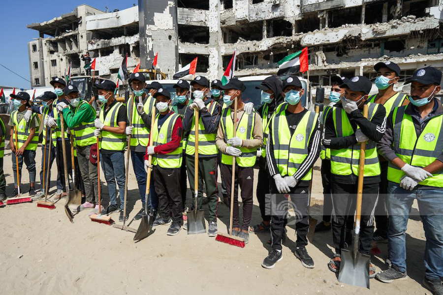 Volunteers wear masks and hold shovels and brooms at the Al Shifa Hospital in Gaza City, May 2006. Image by Palestine News and Information Agency's Facebook.